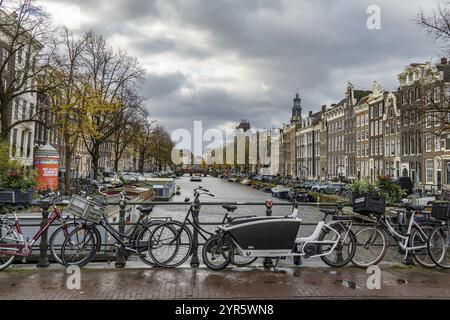 Vélos sur un pont surplombant un canal nuageux, Amsterdam, pays-Bas Banque D'Images