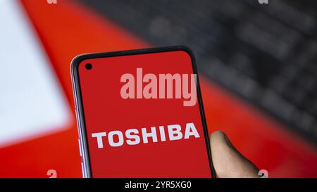 Le logo Toshiba est affiché sur le smartphone. Toshiba Corporation est une multinationale japonaise de l'électronique. Banque D'Images