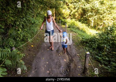 Marcher joyeusement pieds nus à travers la boue et l'eau dans un parc sensoriel pour profiter de la nature et des sens, Forêt Noire, Allemagne, Europe Banque D'Images