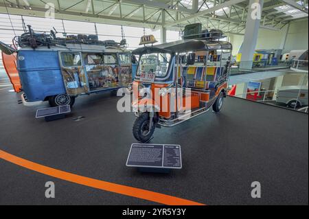 Auto rickshaw et VOLKSWAGEN T1 Bulli à partir de 1956, auto-construction, vue intérieure, Musée Erwin Hymer, caravane, lac de forêt de Bad, haute Souabe, Bade-W. Banque D'Images