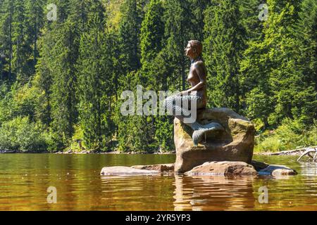 Beau paysage avec la sculpture de sirène en été au lac Mummel ou mummelsee, Forêt Noire, Allemagne, Europe Banque D'Images