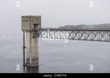 Vue matinale brumeuse sur le barrage de Canyon Lake et la passerelle Banque D'Images