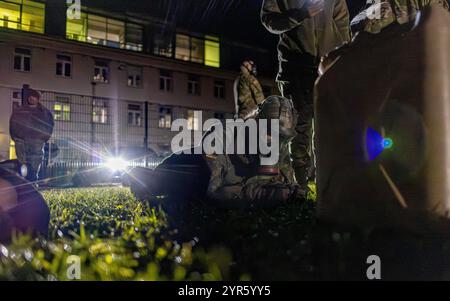 Les soldats AMÉRICAINS affectés à la 554e compagnie de police militaire, au 709e bataillon de police militaire, à la 18e brigade de police militaire, et à la 212e compagnie de police militaire, au 93e bataillon de politique militaire, à la 1re division blindée, avec trois soldats allemands de la 7e compagnie de police militaire, régiment 3 ont participé au Clifton Challenge annuel le 27 novembre 2024 sur l'USAG Stuttgart, en Allemagne. L’événement commémore la mémoire du soldat déchu, le Cpl Karen Clifton, dans une série de défis visant à tester les compétences et l’endurance de chaque équipe tout en renforçant le moral et la camaraderie. Banque D'Images