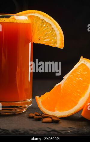 Une boisson chaude au miel infusée de cannelle et de gingembre. La boisson de confort ultime pour les soirées fraîches et les moments agréables. Banque D'Images