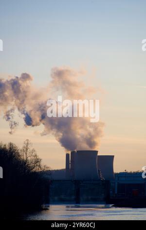 La centrale électrique de Fort Martin, alimentée au charbon, le long de la rivière Monongahela, près de Morgantown, en Virginie-occidentale, aux États-Unis, émet de la vapeur de ses tours de refroidissement. Banque D'Images