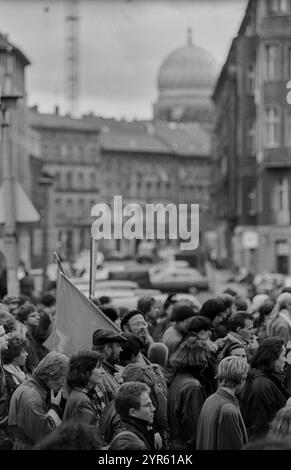 Allemagne, Berlin, 09.11.1991, manifestation le 9 novembre (Reichskristallnacht), vue dans Tucholskystrasse jusqu'au dôme de la Nouvelle synagogue à Oranien Banque D'Images