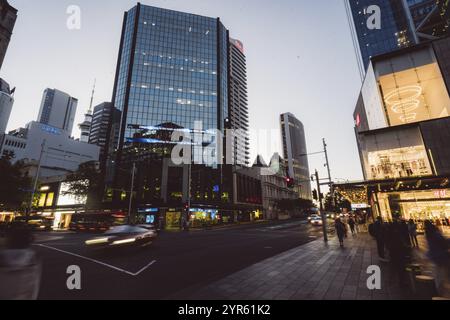 Vue d'une scène de rue animée avec des gratte-ciel modernes et des passants au crépuscule, bourse de Nouvelle-Zélande, Auckland, Nouvelle-Zélande, Océanie Banque D'Images