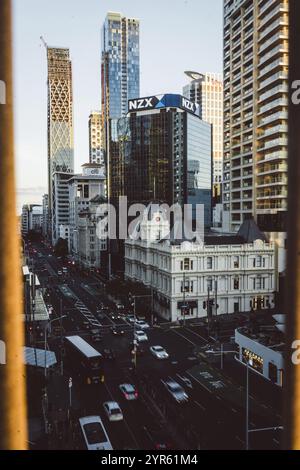 Scène urbaine avec le bâtiment NZX et des rues animées au premier plan, bourse de Nouvelle-zélande, Auckland, Nouvelle-Zélande, Océanie Banque D'Images