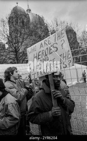 Allemagne, Berlin, 09.11.1991, manifestation le 9 novembre (Kristallnacht), rallye de clôture dans le Lustgarten : homme de couleur avec bannière, Europe Banque D'Images