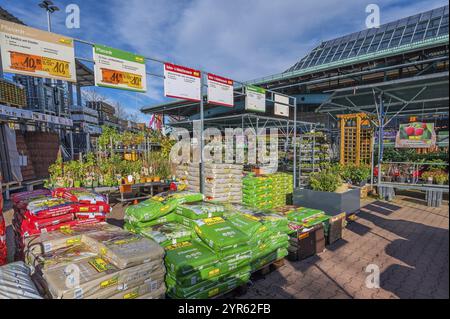 Plantation de sol dans des sacs en plastique et des plantes, espace extérieur, magasin de bricolage, Allgaeu, Bavière, Allemagne, Europe Banque D'Images