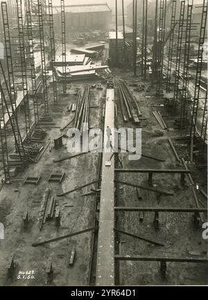 Construction du paquebot de croisière Aureol à Alexander Stephen and sons à Glasgow, Écosse, 1950-51. Le navire a été lancé le 28 mars 1951 pour Elder Dempster Lines Ltd., pour transporter des passagers et des marchandises entre Liverpool et l'Afrique de l'Ouest. Les photographies ont été prises par W. Ralston de Glasgow. Banque D'Images