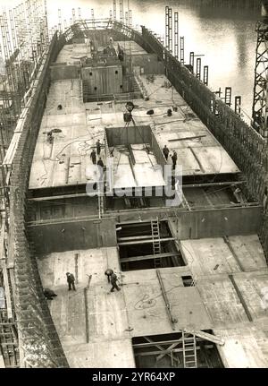 Construction du paquebot de croisière Aureol à Alexander Stephen and sons à Glasgow, Écosse, 1950-51. Le navire a été lancé le 28 mars 1951 pour Elder Dempster Lines Ltd., pour transporter des passagers et des marchandises entre Liverpool et l'Afrique de l'Ouest. Les photographies ont été prises par W. Ralston de Glasgow. Banque D'Images