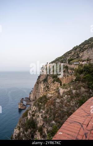 Route sur Cliffside sur la côte amalfitaine sur la côte de l'Italie Banque D'Images