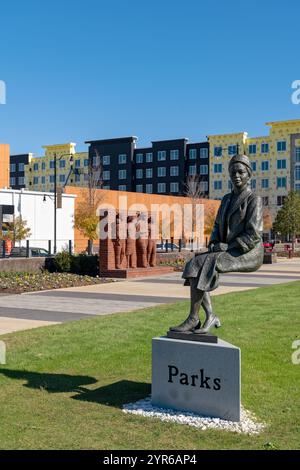 Monument commémoratif de Rosa Parks au Legacy Museum représentant une icône américaine des droits civiques en bus urbain dans les années 1950-60, à Montgomery Alabama, aux États-Unis. Banque D'Images