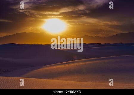 Avril 2021, MONUMENT NATIONAL DES SABLES BLANCS, NOUVEAU-MEXIQUE, États-Unis - coucher de soleil spectaculaire sur le monument national des sables blancs, sud du Nouveau-Mexique Banque D'Images