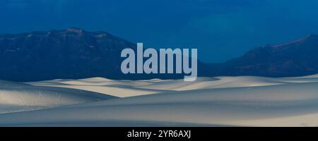 Avril 2021, MONUMENT NATIONAL DES SABLES BLANCS, NOUVEAU-MEXIQUE, États-Unis - coucher de soleil spectaculaire sur le monument national des sables blancs, sud du Nouveau-Mexique Banque D'Images