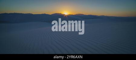 Avril 2021, MONUMENT NATIONAL DES SABLES BLANCS, NOUVEAU-MEXIQUE, États-Unis - coucher de soleil spectaculaire sur le monument national des sables blancs, sud du Nouveau-Mexique Banque D'Images