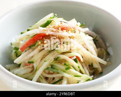 Salade de gâteau de poisson aromatisée au concombre, au radis et au crabe Banque D'Images