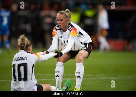 Lea SCHUELLER, Schüller GER hilft Laura FREIGANG GER beim Aufstehen Fussball Laenderspiel der Frauen, Deutschland GER - Italien ITA 1-2, AM 02.12.2024 in Bochum/Deutschland. *** Lea SCHUELLER, Schüller GER aide Laura Freigang GER à relever le match national de football des femmes, Allemagne GER Italie ITA 1 2, le 02 12 2024 à Bochum Allemagne Banque D'Images