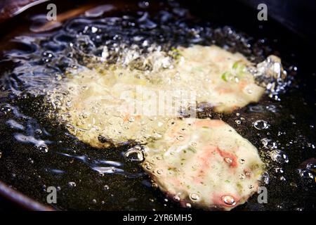 Photo du processus de friture des gâteaux de poisson frits Banque D'Images