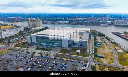 Vue aérienne sur Savannah Georgia Convention Center par une journée brumeuse - SAVANNAH, GÉORGIE - 29 OCTOBRE 2024 Banque D'Images