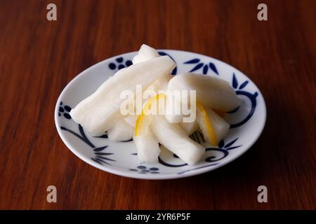 Radis marinés au vinaigre doux et saveur yuzu (dos en bois) Banque D'Images