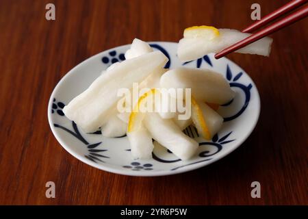 Radis marinés au vinaigre doux et saveur yuzu (dos en bois) Banque D'Images
