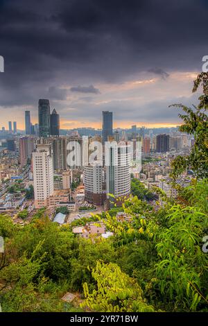 GUIYANG, GUIZHOU, CHINE - 15 AOÛT 2022 : Guiyang, Guizhou, Chine centre-ville ville d'horizon du haut Banque D'Images