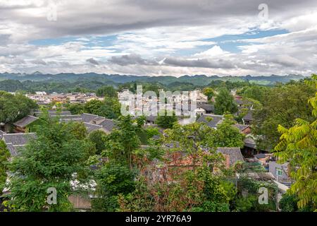 Dynastie Ming Qing Maison rurale traditionnelle chinoise au bord du lac, dans la ville antique de Qingyan, l'une de la célèbre vieille ville et destination de voyage populaire en G. Banque D'Images