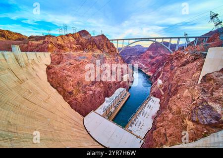 Barrage et pont Hoover avec vue aérienne à l'heure d'or du fleuve Colorado Banque D'Images