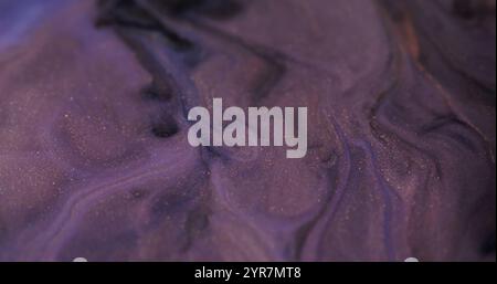 Marbre mouillé. Flux de peinture flou. Flou flou violet brillant texture vapeur encre flottant rotation tourbillonnant mélange sur fond d'art abstrait. Banque D'Images