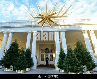 Washington DC, États-Unis. 02 décembre 2024. Une étoile tournante au-dessus de l'entrée de l'aile est de la Maison Blanche à Washington, DC lors de l'avant-première de presse des décorations de Noël de la Maison Blanche 2024 le lundi 2 décembre 2024. Le thème des fêtes de cette année est « Une saison de paix et de lumière ». Crédit : Ron Sachs/CNP/MediaPunch crédit : MediaPunch Inc/Alamy Live News Banque D'Images