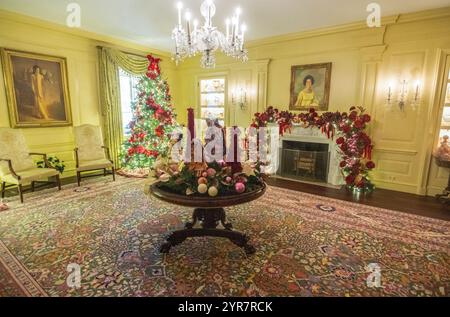 Washington DC, États-Unis. 02 décembre 2024. Les décorations de la salle Vermeil lors de l'avant-première de presse des décorations de Noël de la Maison Blanche 2024 à la Maison Blanche à Washington, DC le lundi 2 décembre 2024. Le thème des fêtes de cette année est « Une saison de paix et de lumière ». Des portraits de l'ancienne première dame Jacqueline Bouvier Kennedy, à gauche, et de Lady Bird Johnson, à droite, ornent les murs. Crédit : Ron Sachs/CNP/MediaPunch crédit : MediaPunch Inc/Alamy Live News Banque D'Images