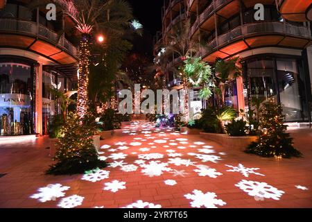 Monaco, France. 1er décembre 2024. Décorations de Noël sur la place du casino Montecarlo. Crédit : SOPA images Limited/Alamy Live News Banque D'Images