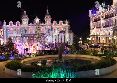 Monaco, France. 1er décembre 2024. Décorations de Noël sur la place du casino Montecarlo. Crédit : SOPA images Limited/Alamy Live News Banque D'Images
