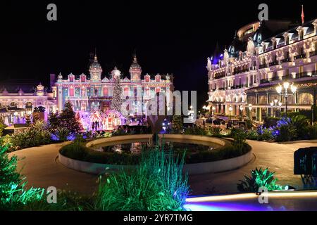 Monaco, France. 1er décembre 2024. Décorations de Noël sur la place du casino Montecarlo. (Photo de Luigi Iorio/SOPA images/Sipa USA) crédit : Sipa USA/Alamy Live News Banque D'Images
