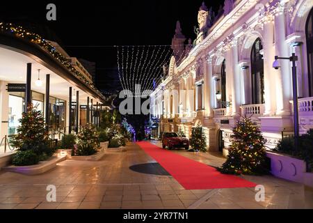 Monaco, France. 1er décembre 2024. Décorations de Noël sur la place du casino Montecarlo. (Photo de Luigi Iorio/SOPA images/Sipa USA) crédit : Sipa USA/Alamy Live News Banque D'Images