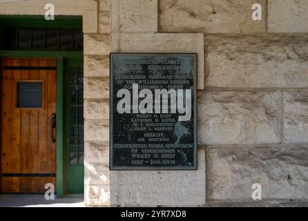 Georgetown, Texas, États-Unis. 29 novembre 2024. Des parties de la prison historique du comté de Williamson à Georgetown, Texas, sont démolies le 29 novembre 2024, le comté cherchant un acheteur pour l'ensemble du site, y compris la partie du bâtiment de la prison qui ne sera pas démolie en raison de sa protection en tant que site historique du Texas et de son inscription sur le registre national des lieux historiques. Une prison est installée sur le site depuis 1848, avec l'actuel bâtiment en pierre calcaire de style Bastille français ouvert pour remplacer le bâtiment d'origine en 1888 et restant en activité jusqu'en 1989. (Crédit image : © Scott Cole Banque D'Images