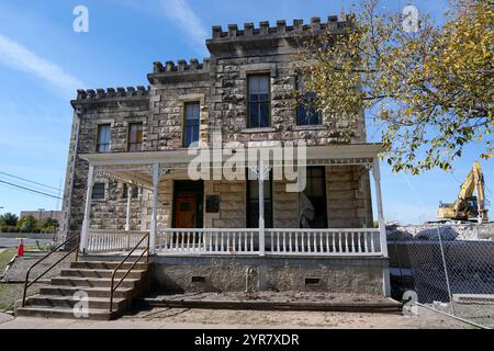 Georgetown, Texas, États-Unis. 29 novembre 2024. Des parties de la prison historique du comté de Williamson à Georgetown, Texas, sont démolies le 29 novembre 2024, le comté cherchant un acheteur pour l'ensemble du site, y compris la partie du bâtiment de la prison qui ne sera pas démolie en raison de sa protection en tant que site historique du Texas et de son inscription sur le registre national des lieux historiques. Une prison est installée sur le site depuis 1848, avec l'actuel bâtiment en pierre calcaire de style Bastille français ouvert pour remplacer le bâtiment d'origine en 1888 et restant en activité jusqu'en 1989. (Crédit image : © Scott Cole Banque D'Images