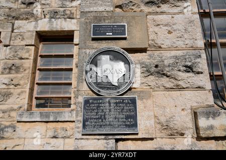 Georgetown, Texas, États-Unis. 29 novembre 2024. Des parties de la prison historique du comté de Williamson à Georgetown, Texas, sont démolies le 29 novembre 2024, le comté cherchant un acheteur pour l'ensemble du site, y compris la partie du bâtiment de la prison qui ne sera pas démolie en raison de sa protection en tant que site historique du Texas et de son inscription sur le registre national des lieux historiques. Une prison est installée sur le site depuis 1848, avec l'actuel bâtiment en pierre calcaire de style Bastille français ouvert pour remplacer le bâtiment d'origine en 1888 et restant en activité jusqu'en 1989. (Crédit image : © Scott Cole Banque D'Images