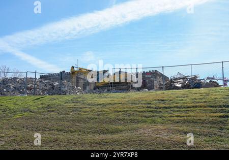 Georgetown, Texas, États-Unis. 29 novembre 2024. Des parties de la prison historique du comté de Williamson à Georgetown, Texas, sont démolies le 29 novembre 2024, le comté cherchant un acheteur pour l'ensemble du site, y compris la partie du bâtiment de la prison qui ne sera pas démolie en raison de sa protection en tant que site historique du Texas et de son inscription sur le registre national des lieux historiques. Une prison est installée sur le site depuis 1848, avec l'actuel bâtiment en pierre calcaire de style Bastille français ouvert pour remplacer le bâtiment d'origine en 1888 et restant en activité jusqu'en 1989. (Crédit image : © Scott Cole Banque D'Images