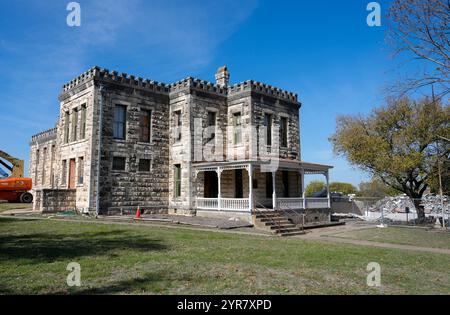 Georgetown, Texas, États-Unis. 29 novembre 2024. Des parties de la prison historique du comté de Williamson à Georgetown, Texas, sont démolies le 29 novembre 2024, le comté cherchant un acheteur pour l'ensemble du site, y compris la partie du bâtiment de la prison qui ne sera pas démolie en raison de sa protection en tant que site historique du Texas et de son inscription sur le registre national des lieux historiques. Une prison est installée sur le site depuis 1848, avec l'actuel bâtiment en pierre calcaire de style Bastille français ouvert pour remplacer le bâtiment d'origine en 1888 et restant en activité jusqu'en 1989. (Crédit image : © Scott Cole Banque D'Images