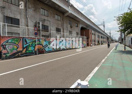 Vivid Graffiti Wall près du Labor Welfare Center à Kamagasaki, dans le district de Nishinari à Osaka, soulignant les problèmes sociaux dans la région d’Airin Banque D'Images