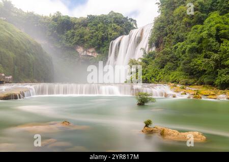 Cascade de Huangguoshu à Anshun, province de Guizhou, eau floue, tir à longue exposition, Chine. Banque D'Images