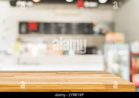 Planche de bois table vide devant un fond flou. Bois brun sur flou dans le café-restaurant. Peut être utilisé pour l'affichage ou le montage de vos produits. Mock Banque D'Images