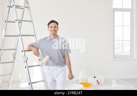 Portrait d'Un peintre professionnel pendant la rénovation de la maison Banque D'Images