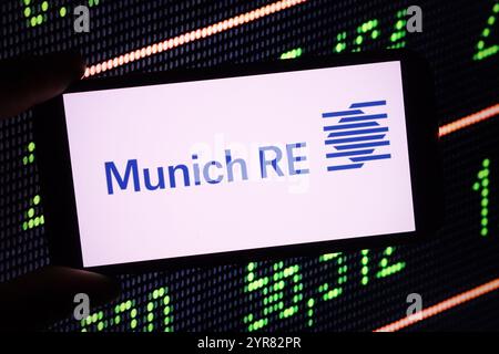 Pologne. 02 décembre 2024. Sur cette illustration photo, le logo de la société Munich RE est affiché sur l'écran d'un smartphone. Crédit : SOPA images Limited/Alamy Live News Banque D'Images