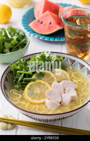 Nouilles ramen froides avec citron salé et beaucoup de pak choi Banque D'Images