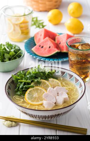 Nouilles ramen froides avec citron salé et beaucoup de pak choi Banque D'Images