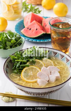 Nouilles ramen froides avec citron salé et beaucoup de pak choi Banque D'Images